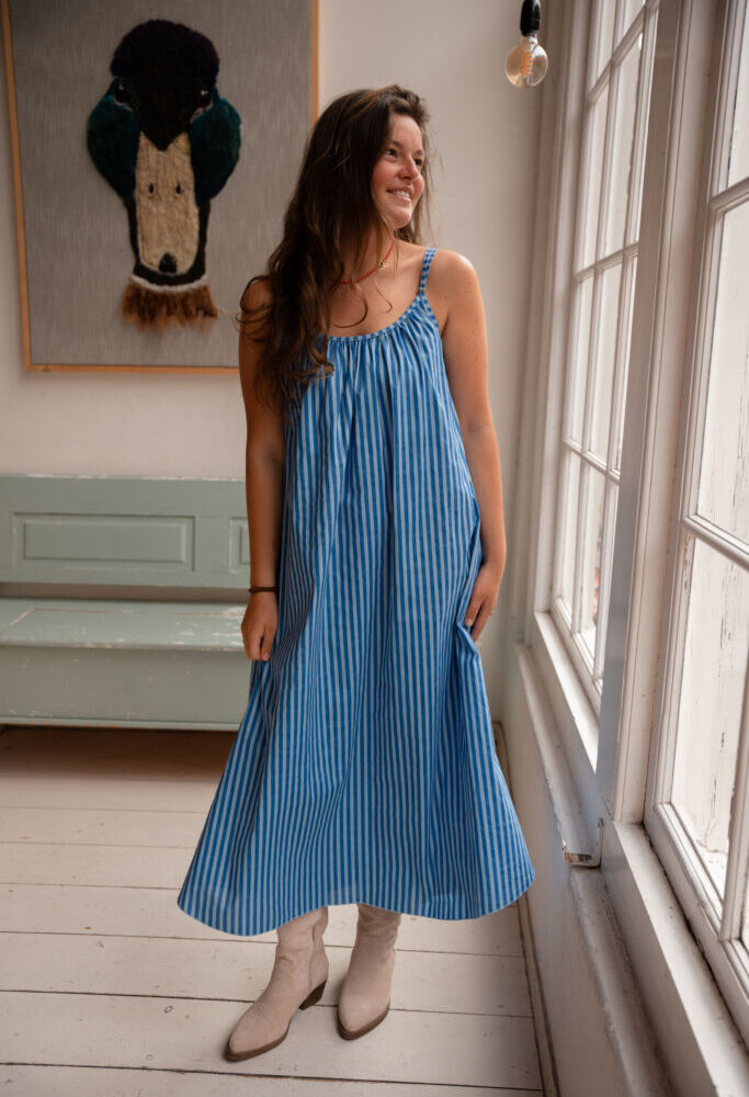 11140-4 dress stripes blue katwijk